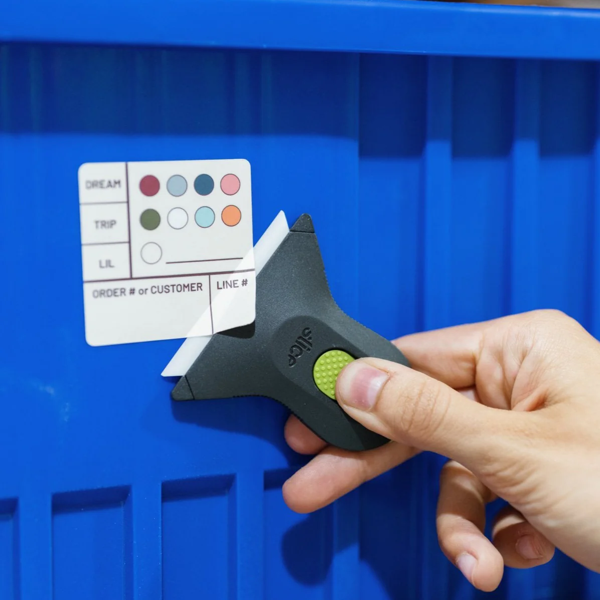 Auto-Retractable Small Scraper - Image 5