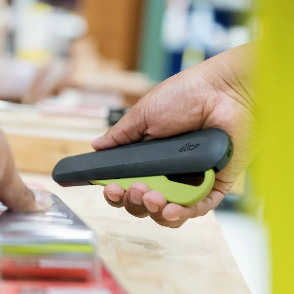 Auto-Retractable Squeeze-Trigger Utility Knife - Image 2